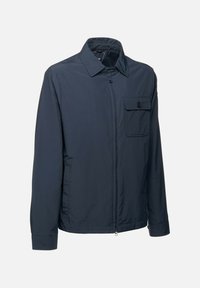 Giacca leggera blu navy realizzata in tessuto liscio. Presenta una zip frontale, una tasca sul petto con bottone e un colletto classico.