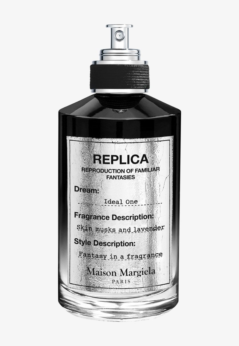 Flacon de parfum en verre noir avec une étiquette en argent affichant du texte. Il est doté d'un spray en argent et d'un capuchon texturé noir.