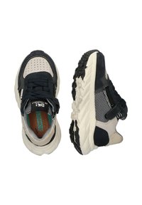 Les baskets présentent un mélange de daim bleu marine et de maille beige, une pointe ronde, un laçage à l'avant, un col rembourré et une semelle extérieure en caoutchouc texturé pour une traction optimale.