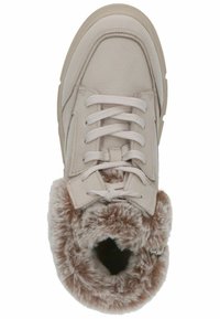 Sneaker in pelle beige con lacci bianchi e colletto in morbido pelo marrone. Punta rotonda, superiore imbottito e design della suola testurizzato.