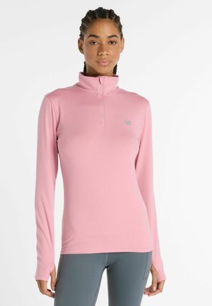 Haut de sport à manches longues rose clair avec un col montant et un zip quart. Fabriqué en matériau extensible avec un design ajusté. Détail du logo discret.