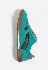 Zapatillas de ante y textil en color teal con detalles en negro, que cuentan con seis ojales, suela texturizada en marrón y una mediasuela blanca.