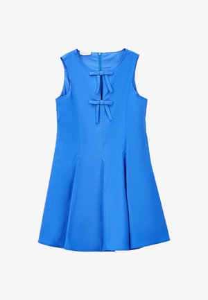 Ärmelloses, leuchtend blaues Kleid mit rundem Ausschnitt, vorderen Schlüsselloch-Ausschnitten und zwei kleinen dekorativen Schleifen auf der Brust.