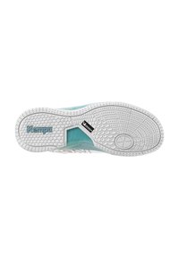 Binnen sportschoen met een witte en lichtblauwe rubberen zool, voorzien van een hexagonaal patroon en een gegroefde grip voor tractie. Merkenlogo zichtbaar.