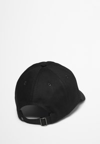 Czarna bawełniana czapka baseballowa z zakrzywionym daszkiem, usztywnioną koroną, wentylacyjnymi otworami, regulowanym paskiem z tyłu i gładką teksturą.