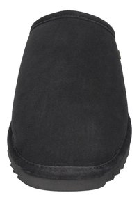 Zwarte instapschoen van een suede-achtige stof, met een ronde neus, zachte textuur en een low-profile rubberen zool met minimale details.
