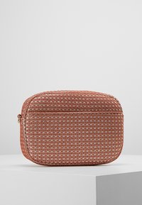 Borsa arancione rettangolare con un motivo a rete testurizzata. Presenta una chiusura con zip e un profilo sottile. Cuciture robuste lungo le cuciture.