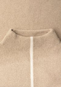 Beżowy sweter dziany z wysokim kołnierzem i pionowym białym pasem. Teksturowana tkanina o miękkim wykończeniu, z starannym szwem.