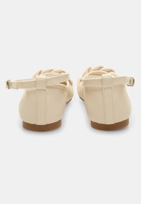 Bata Ballerine con cinturino - beige