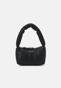 Sac à main noir avec une poignées souple et rembourré et une fermeture éclair. Matière en faux cuir lisse avec un texte logo argenté sur le devant.
