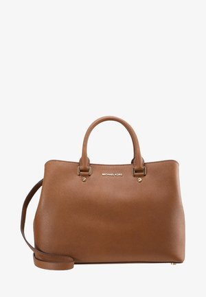 Brązowa skórzana torebka Michael Kors z górnymi rączkami i odpinanym paskiem na ramię na białym tle.