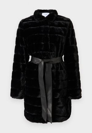 Schwarzer Kunstpelz-Mantel mit einem kragenlosen Ausschnitt, horizontalen Streifen und einer passenden schwarzem Leder-Gürtel in der Taille für zusätzliche Details.