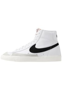 Weißer High-Top-Sneaker mit schwarzem Swoosh, grauer Wildleder-Spitze und weißer Gummisohle. Verfügt über ein glattes Lederobermaterial und traditionelle Schnürung.