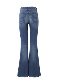 Jean en denim bleu taille haute avec jambes évasées, deux poches arrière, passants de ceinture et une petite pièce en cuir sur la ceinture.