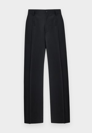 Pantalon noir ajusté à jambes droites avec plis devant, passants pour ceinture et fermeture par bouton à la taille.