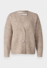 Jasnobrązowy sweter na drutach z dekoltem w serek, długimi rękawami i trzema ozdobnymi guzikami z wzorem w panterkę. Miękka tekstura.