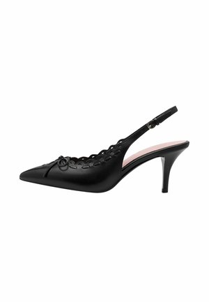 Escarpin slingback en cuir noir, bout pointu, découpes festonnées avec détail de couture, petit nœud en accent et talon fin.