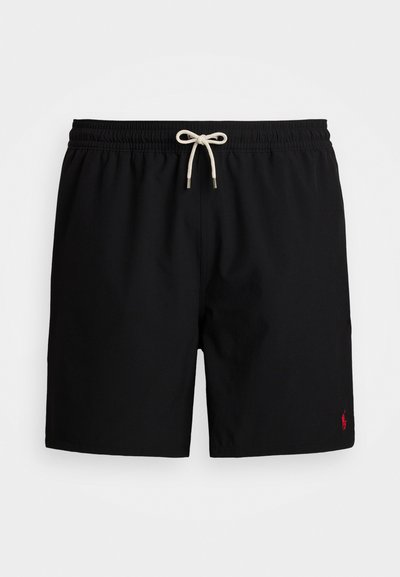 Μαύρα σορτς κολύμβησης φτιαγμένα από ελαφρύ υλικό, με ελαστική μέση και κρεμ κορδόνι, καθώς και μία μικρή κόκκινη λεπτομέρεια λογότυπου.