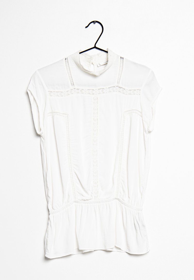 Vit blus med hög krage, korta ärmar, dekorativ spetskant och samlad midja. Slät tyg med en lätt lyster.