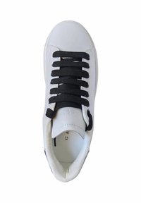 Sneaker bianco in pelle con lacci neri, punta rotonda e colletto imbottito. Caratterizzato da logo del marchio sulla linguetta e soletta testurizzata.