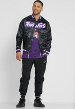 Mitchell & Ness Toronto Raptors Packable Nylon Anorak Jacke Mitchell & Ness Toronto Raptors Packable Nylon Anorak Jacke