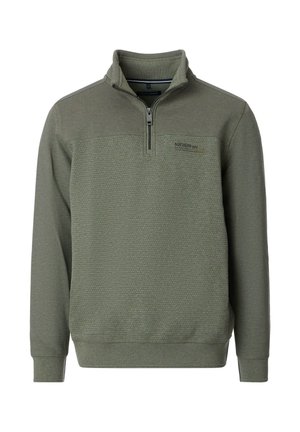 Olivengroen pullover met een halve ritssluiting voor, getextureerd bovenstuk, gladde onderstof en subtiele branding op de borst. Zacht, middelzwaar materiaal.