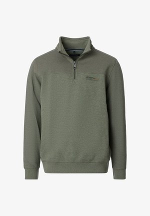 Olivengroen pullover met een halve ritssluiting voor, getextureerd bovenstuk, gladde onderstof en subtiele branding op de borst. Zacht, middelzwaar materiaal.