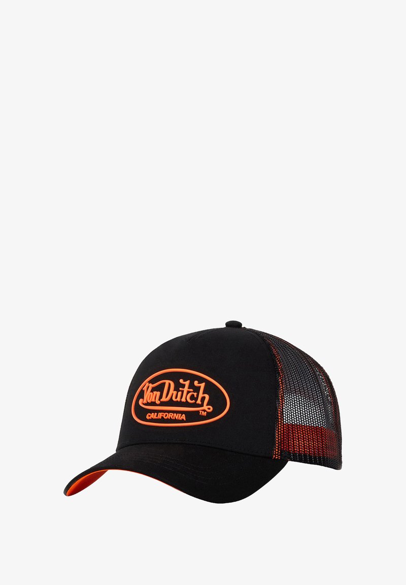 Casquette noire avec un bord arrondi, dos en maille et logo orange avec l'inscription "Von Dutch California". Présente des coutures et des accents orange.