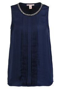 Niebieska bluzka bez rękawów z fakturowanym, plisowanym przodem i naszyjnikowym wykończeniem z koralików. Wykonana z gładkiego materiału o luźnym kroju.