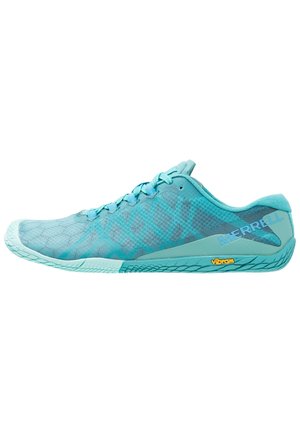 Lyseblå Merrell sportssko med snørelukning, mesh-overdel og Vibram-sål, vist i sideprofil på hvid baggrund.