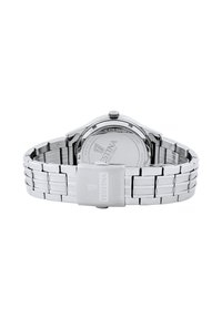Montre en acier inoxydable argenté avec un fini poli, boîtier rond et bracelet en maillons métalliques ; présente un fermoir simple et un logo gravé.