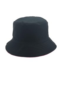 Schwarzer Bucket Hat aus Stoff, mit einer breiten, flachen Krempe und einer strukturierten Oberfläche. Der innere Rand hat einen sichtbaren rosa Akzent.