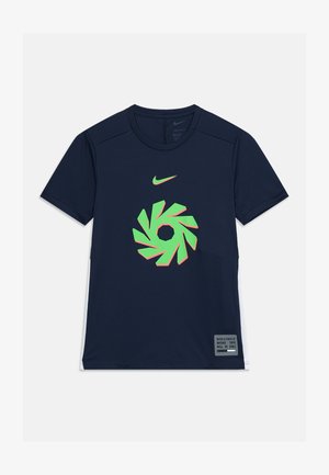 T-shirt de sport Nike bleu marine à manches courtes avec un graphisme circulaire vert fluo et rose et une petite étiquette de texte en bas à droite sur le devant.