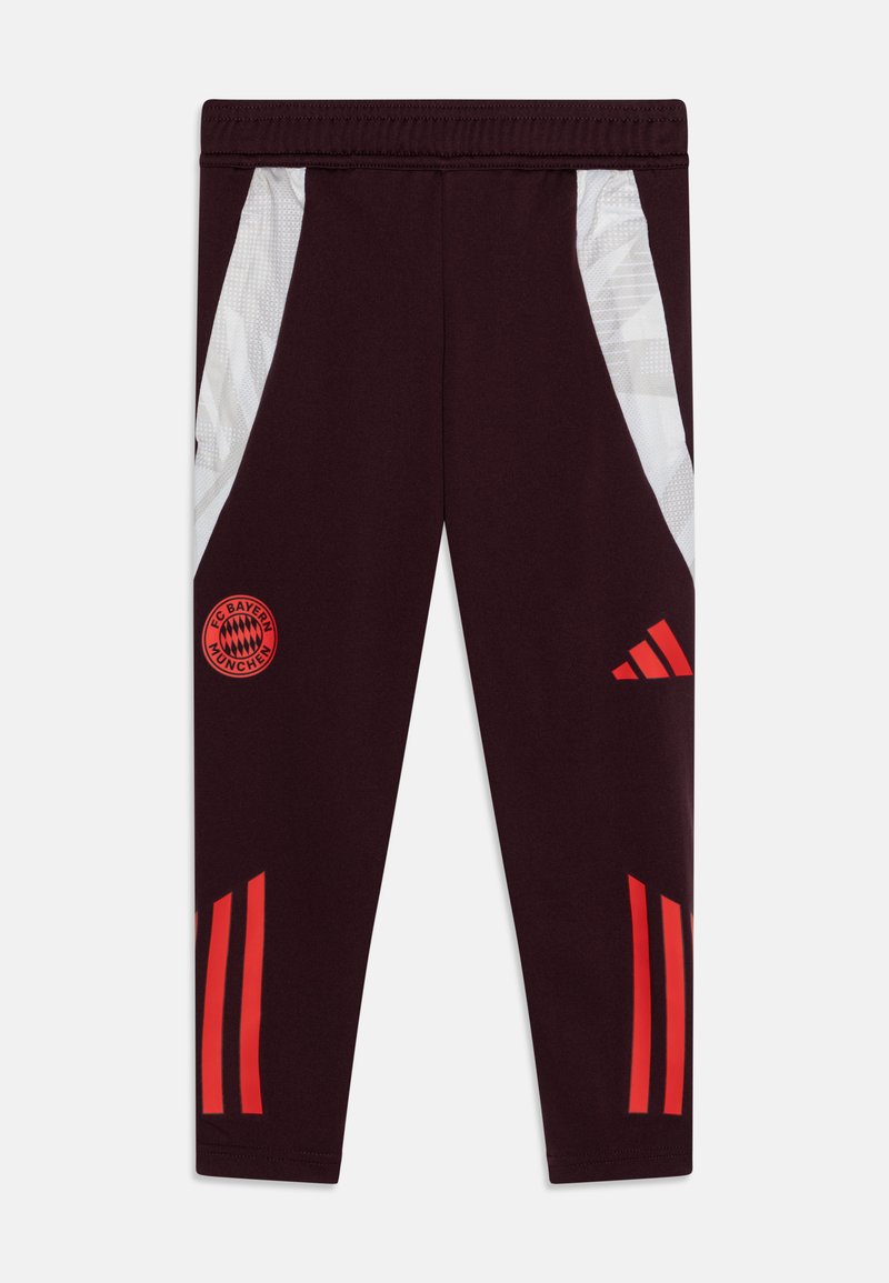 Pantalons de sport bordeaux avec des panneaux latéraux en mesh blanc et des accents à rayures rouges. Présente un logo circulaire du FC Bayern München sur la cuisse gauche.