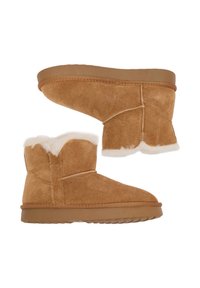 Botine din suede maron cu o căptușeală pufoasă din blană albă, talpă din cauciuc și detalii simple de cusătură, evidențiind o formă rotunjită.