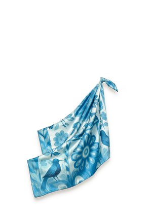 Foulard en soie bleu et blanc avec motifs floraux et d’oiseaux, noué lâchement à un coin, présenté sur un fond blanc.