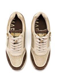 Sneaker beige con accenti metallici lucidi, sovrapposizioni in pelle di serpente testurizzata, chiusura con lacci e dettaglio decorativo con cerniera sul lato.