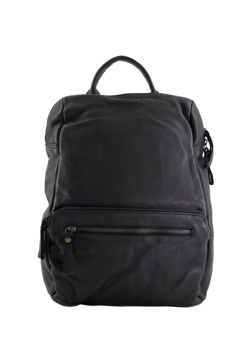 Černý kožený batoh s texturovaným vzhledem, horním madlem a přední kapsou na zip. Disponuje elegantním, minimalistickým designem.