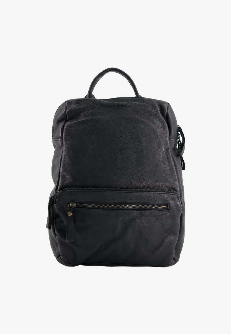 Sac à dos en cuir noir avec une finition texturée, une poignée supérieure et une poche zippée à l'avant. Présente un design élégant et minimaliste.