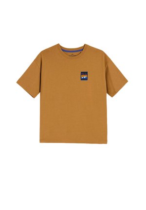 Brązowy bawełniany t-shirt z krótkim rękawem, z małą niebiesko-białą łatką logo po lewej stronie w pobliżu dekoltu.