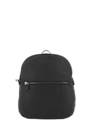 Zaino in pelle nera con tasca frontale con cerniera e dettagli argentati sulle cerniere su sfondo bianco.