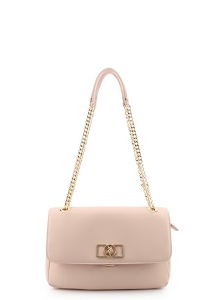 Beige Lederschultertasche mit goldener Kettenriemen und goldener Emblem-Verschluss auf der vorderen Klappe, dargestellt vor weißem Hintergrund.