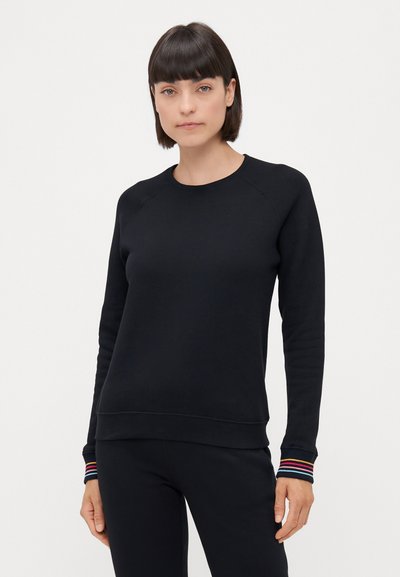 Sweat-shirt noir avec un col rond classique et des poignets côtelés, présentant des rayures multicolores. Fait en tissu doux et texturé.