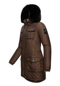 Bruine parka met een zwart gevoerde capuchon, meerdere voorzakken, een rits- en drukknoopsluiting, en geribbelde manchetten. Strak, waterafstotend materiaal.