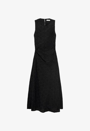 Črna brezrokavna obleka s prilegajočim telovnikom in razširjenim krilom, ki vključuje teksturirane detajle in zadrgo na hrbtu.