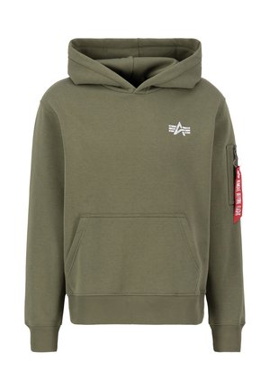 Olijfgroen hoodie van zachte stof, voorzien van een voorzak, een capuchon met trekkoord en een ritszak op de mouw met een rood label. Witte logodetail.