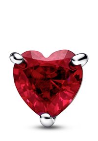 Gioiello a forma di cuore in pietra preziosa rossa con superficie sfaccettata, montato su un hardware in argento lucido. Presenta dettagli arrotondati su ciascun lato.