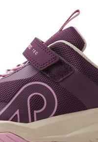 Scarpa da ginnastica viola con tomaia in rete, con accenti rosa, una fascia con chiusura a velcro e una suola texturizzata per la presa.