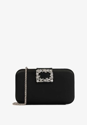 Clutch nera con forma rettangolare, texture opaca e una chiusura decorata con cristalli scintillanti. Presenta una tracolla in catena argentata per il trasporto.