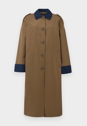Lang brun trenchcoat med marineblå krage og mansjetter, fem knapper foran, to sidelommer og skulderepaulettes.